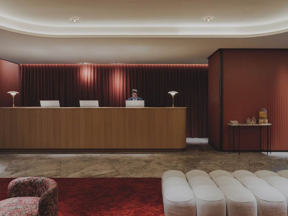Gallery Hotel 8/75
