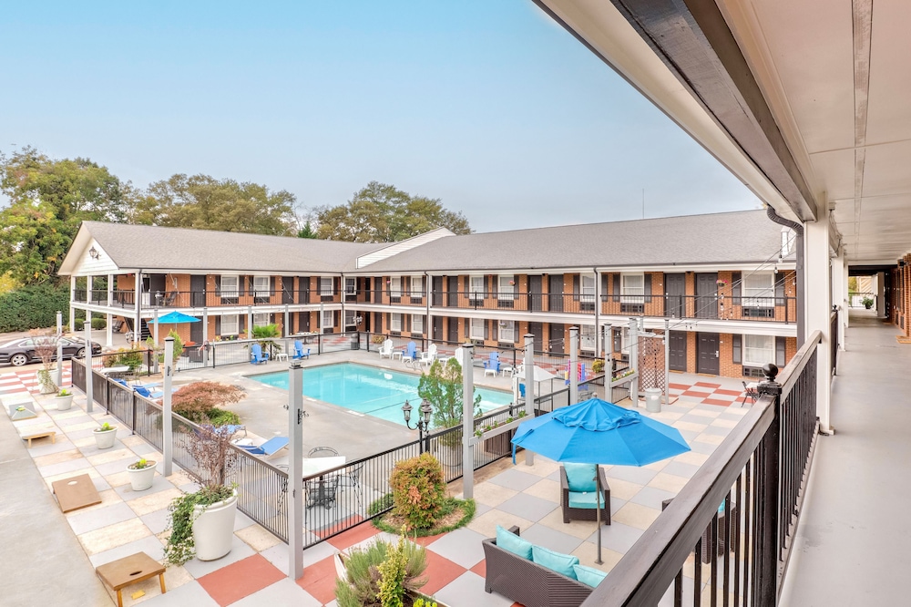 The Guest Lodge Gainesville 1/50