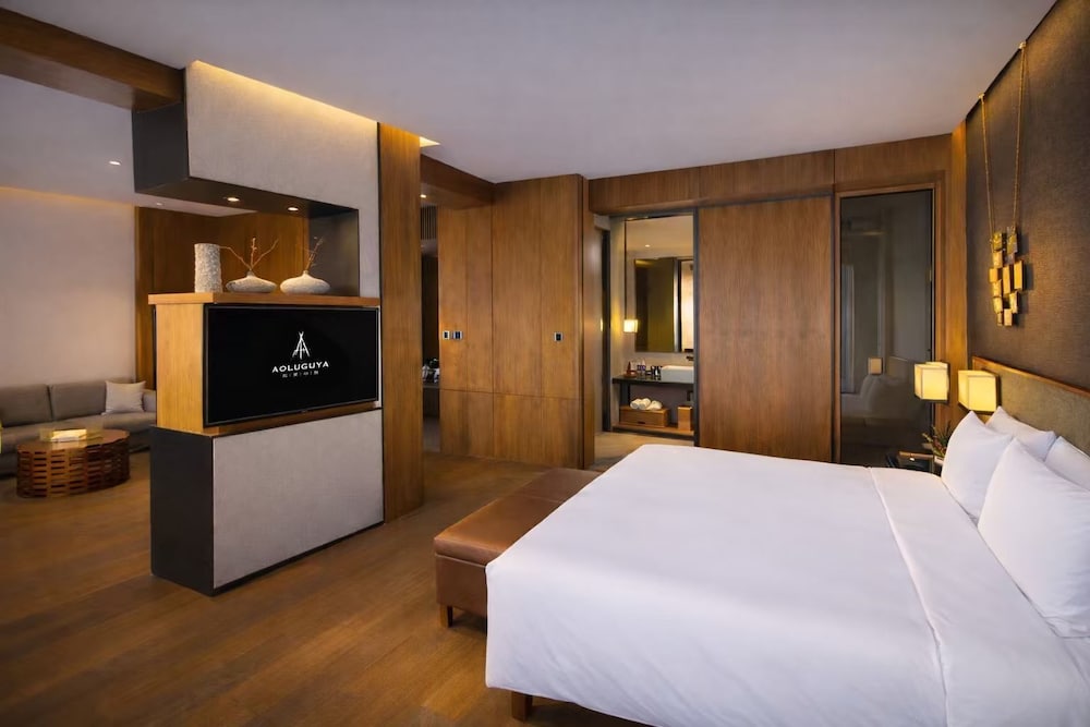 Hut, Deluxe, King Bed