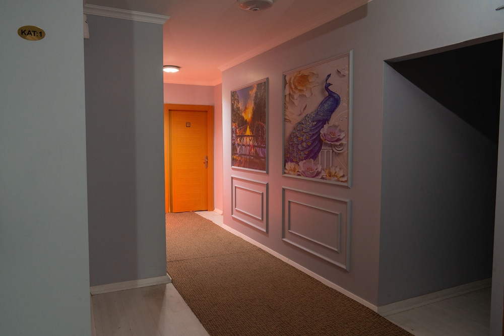 Heraldic Room Hotel 20/50