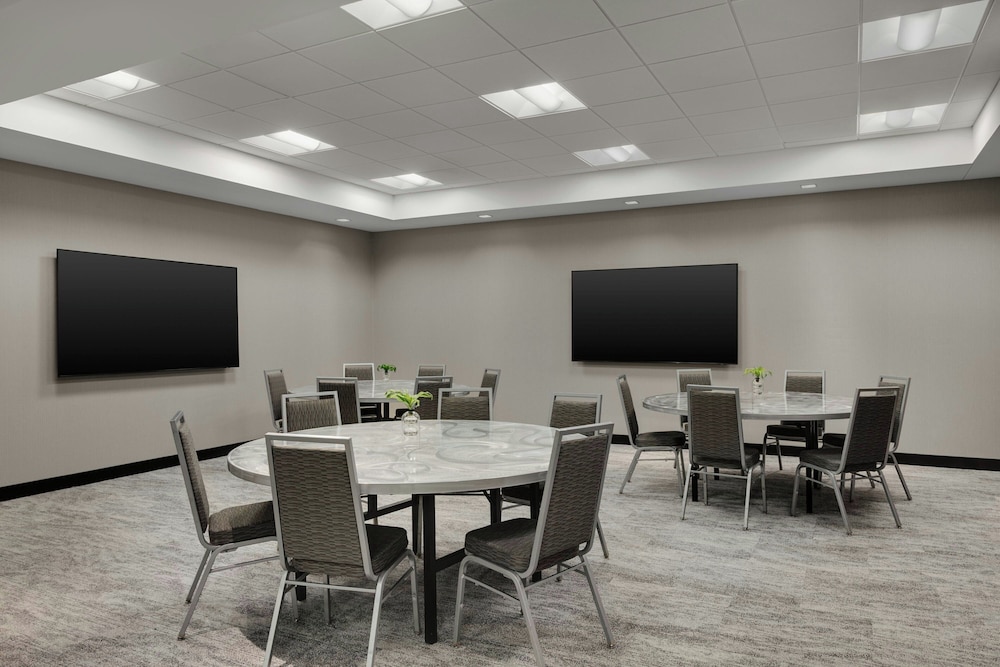 Ac Hotel By Marriott Cincinnati At Liberty Center 40/50