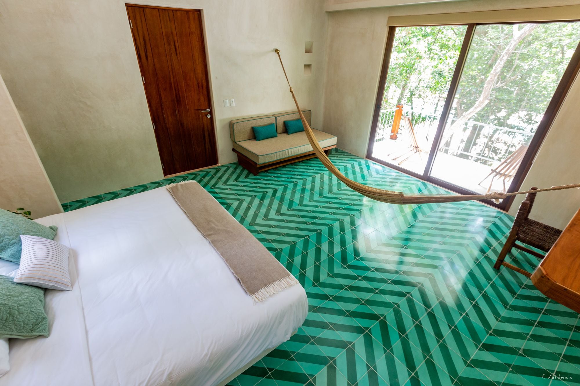 DELUXE, KING BED