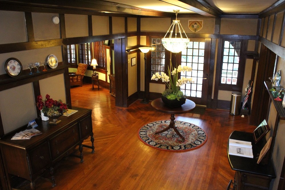 Hilltop Manor Bed and Breakfast 23/49