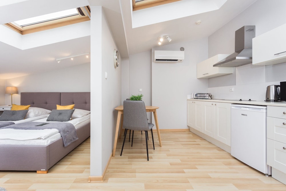 P&J Apartments 10/50