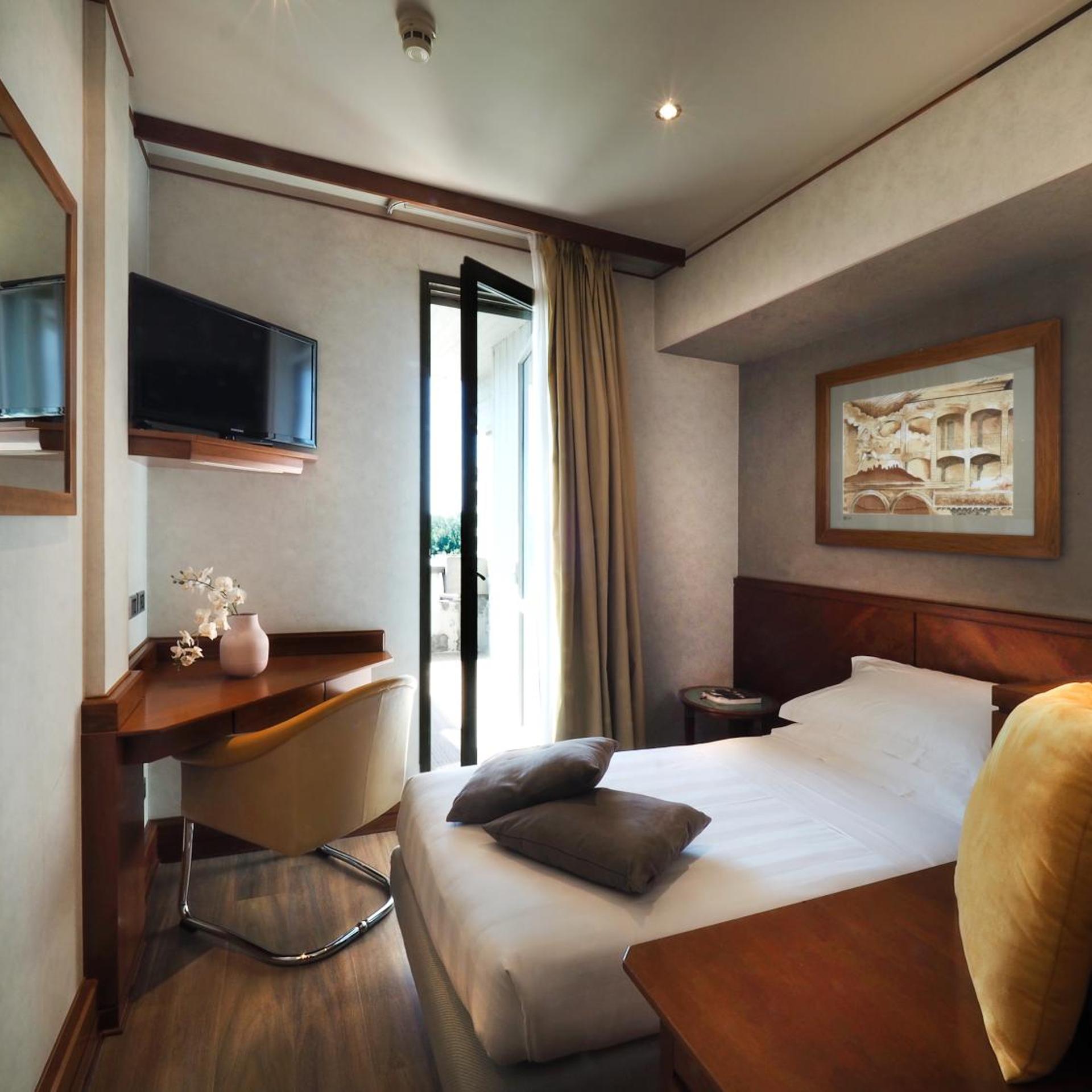ROOM, SINGLE
