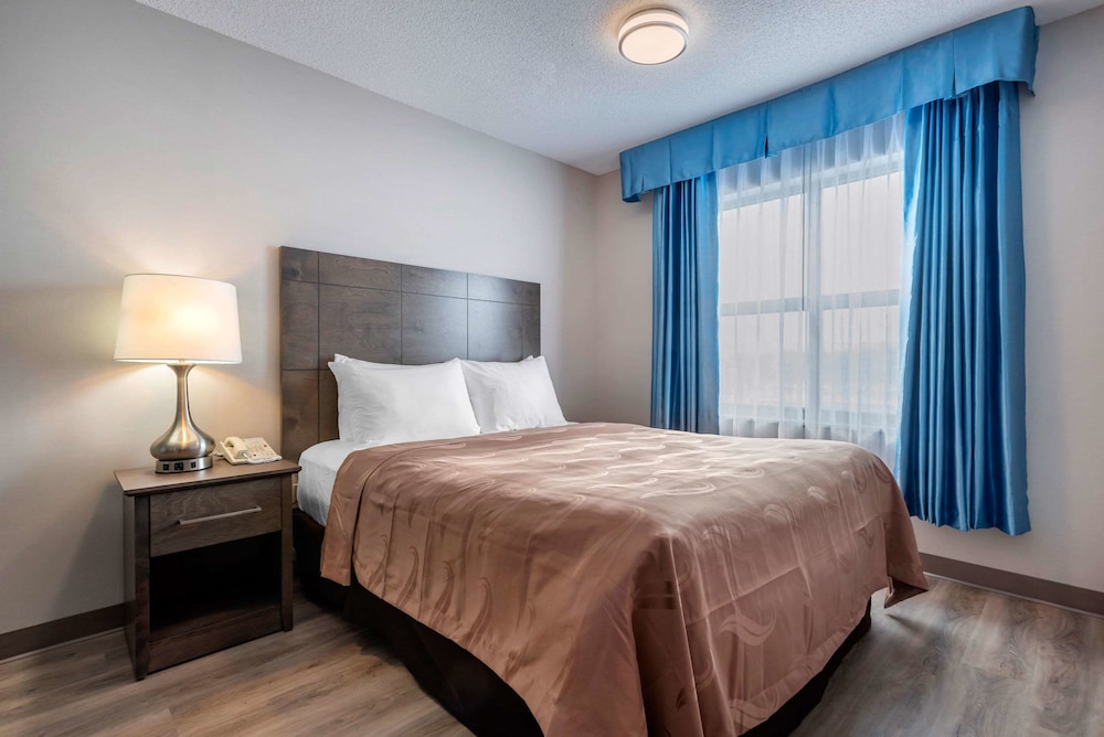 SUITE, KING AND QUEEN BED