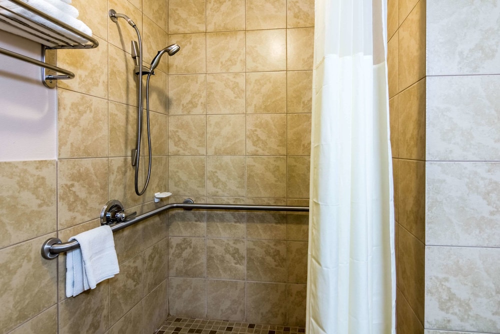The Plaza Inn & Suites 28/28