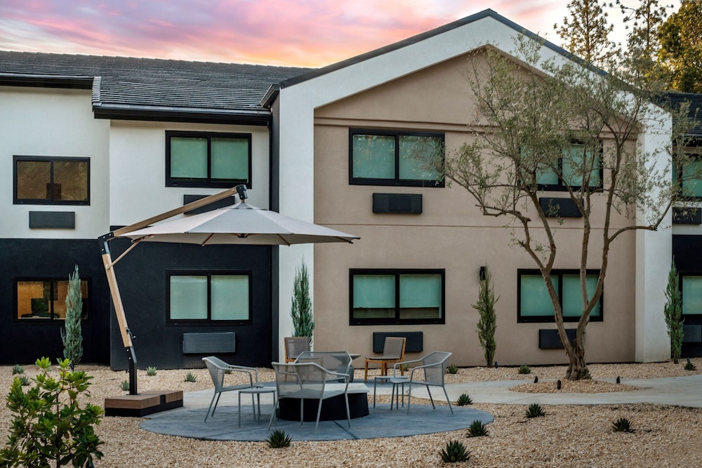 The Inelle, Oakhurst Yosemite, a Tribute Portfolio Hotel 1/46