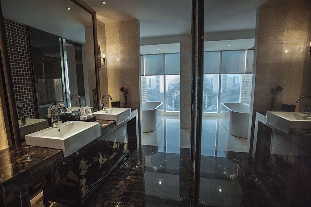 Universal Hotel Urumqi 32/33