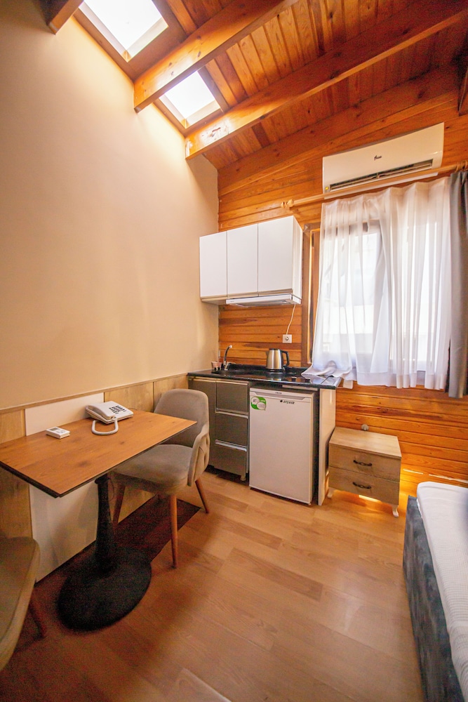 Royal Garden Suite Hotel 36/45