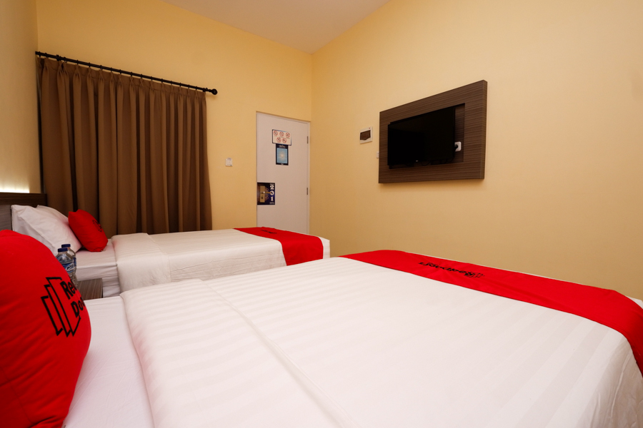 Reddoorz Plus Near Paragon Mall Semarang 16/33