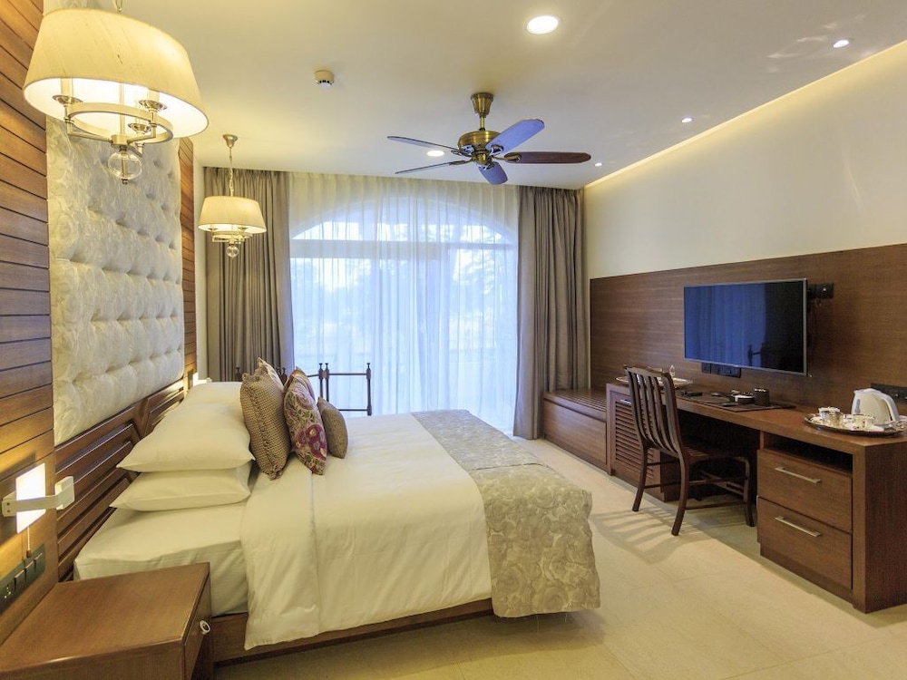 Acron Waterfront Resort 62/80