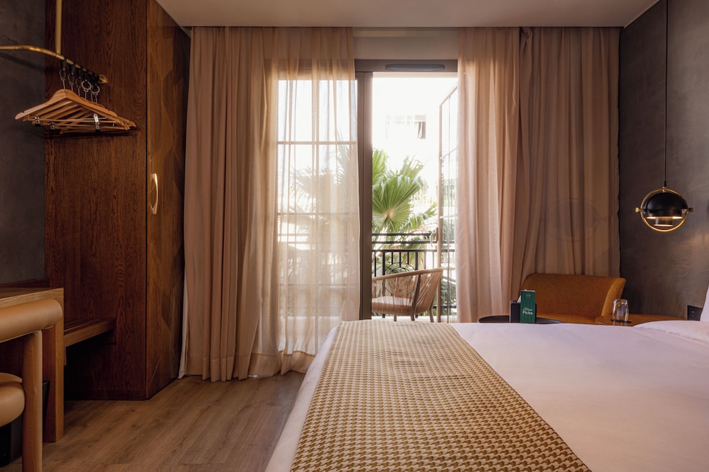 Suite, King Bed, Mosque View