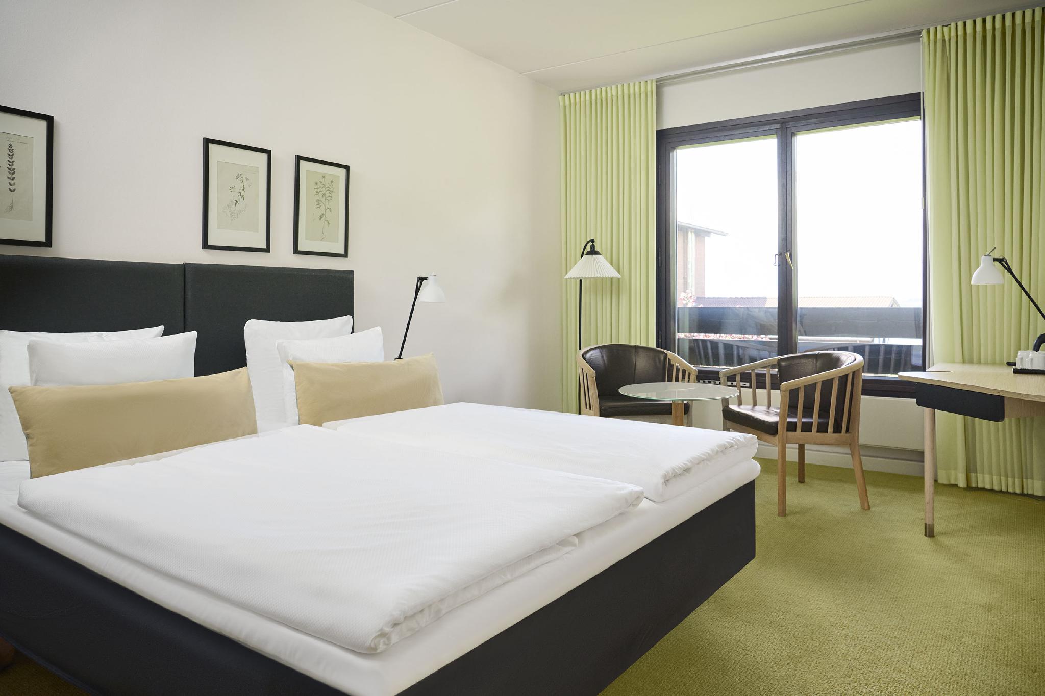 Room, Twin Beds, Partial Fjord View