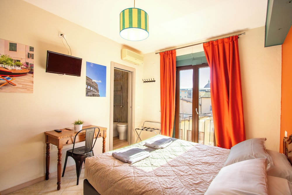 ROOM, DOUBLE OR TWIN BED