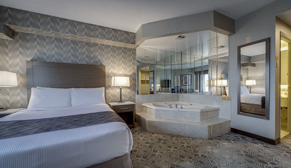 SUITE, KING BED, JETTED TUB