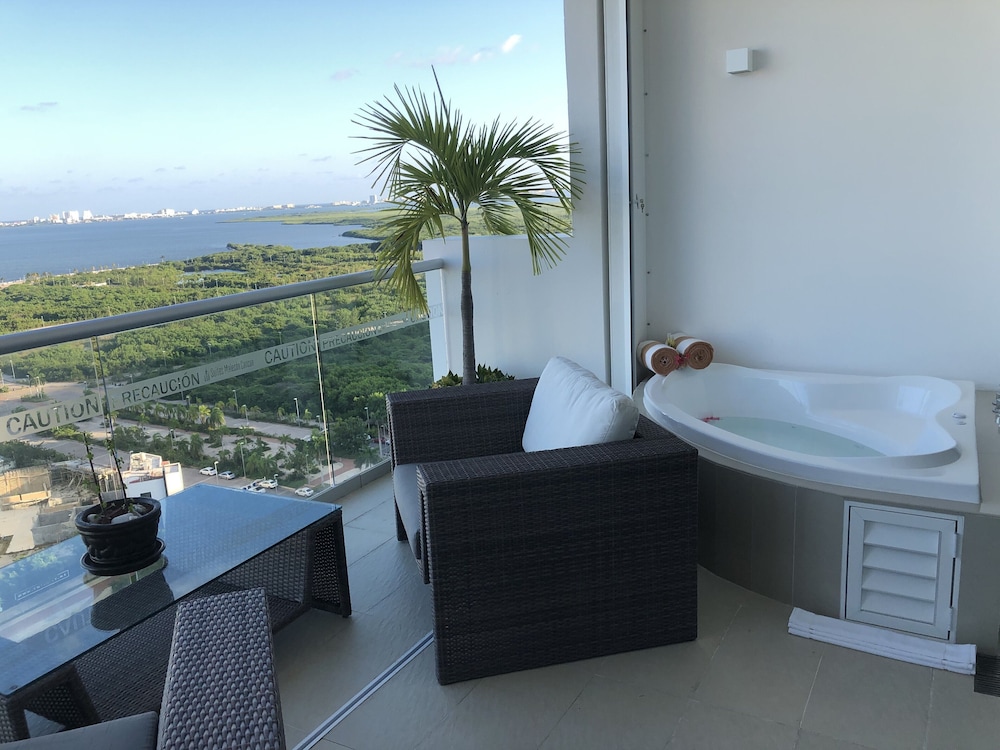 Suites Malecon Cancun 49/70