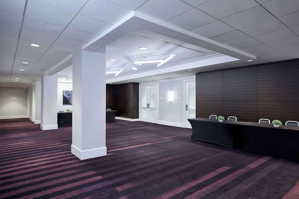 YOTEL Washington DC, Select by Hilton 7/50