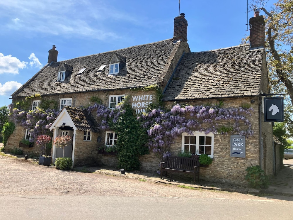 The White Horse Inn 2/62