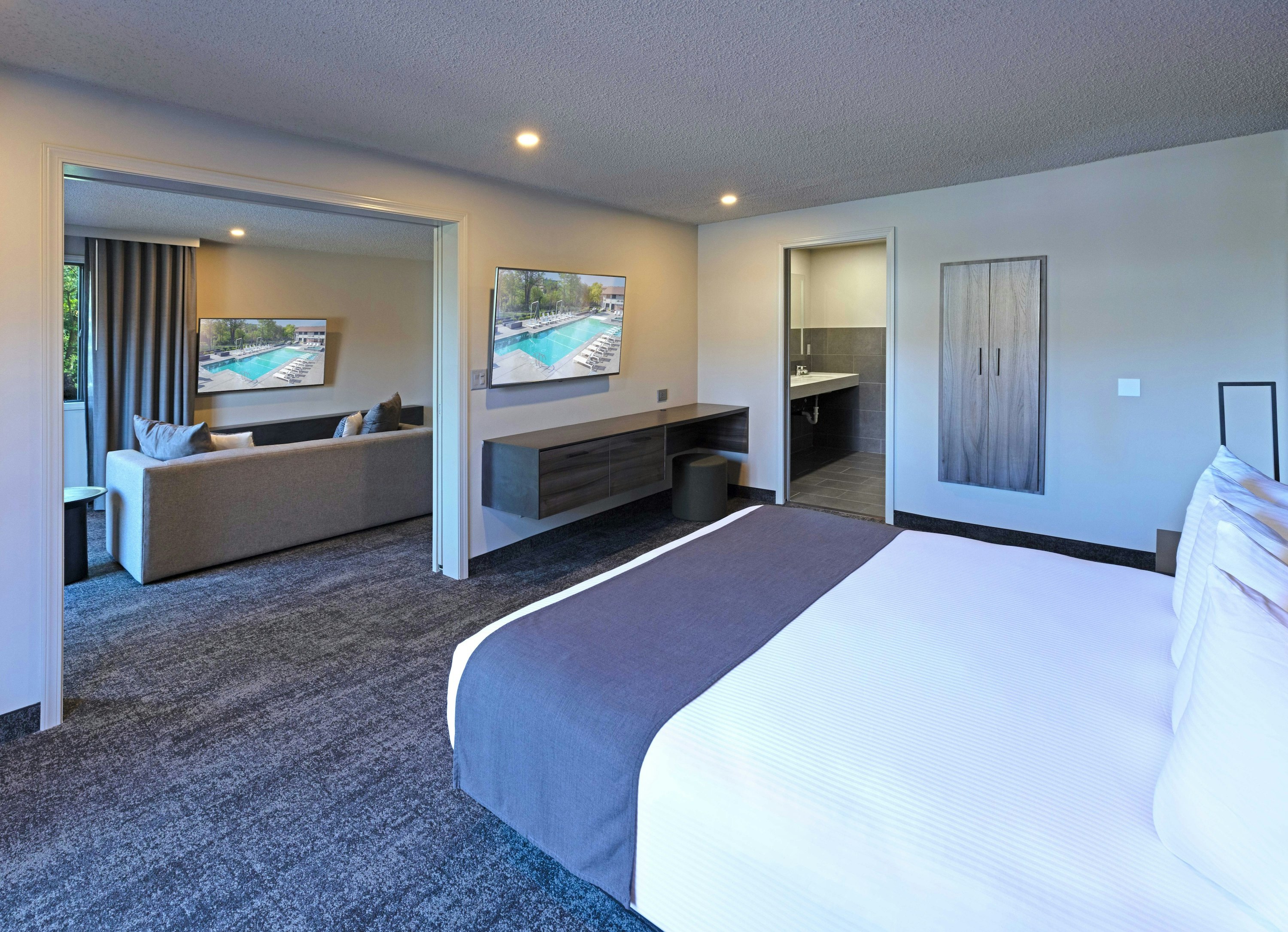 Suite, Pool Side