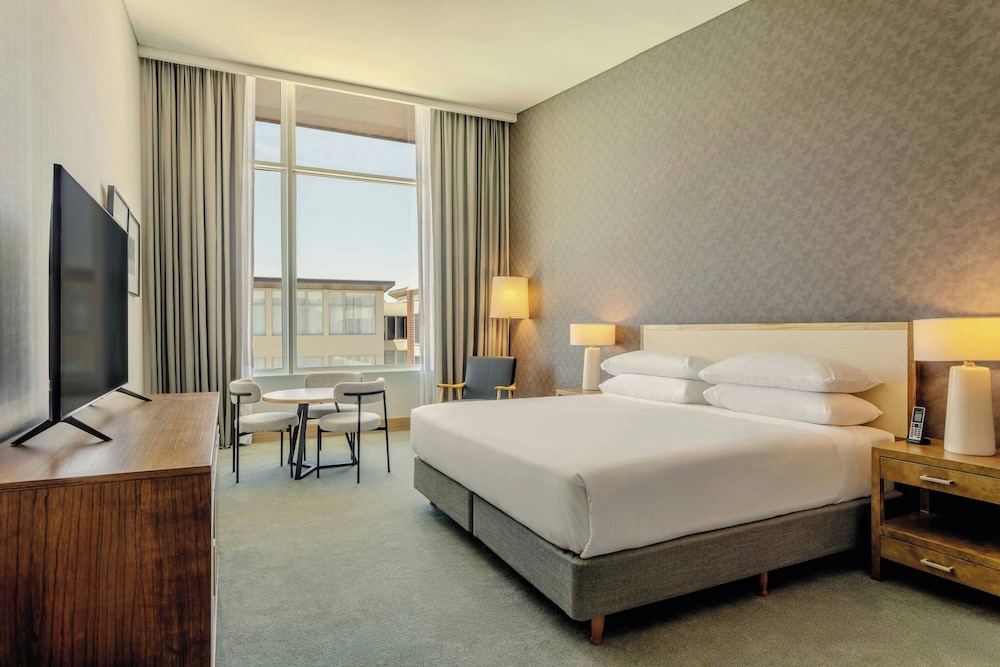 Club, King Bed, Pool View