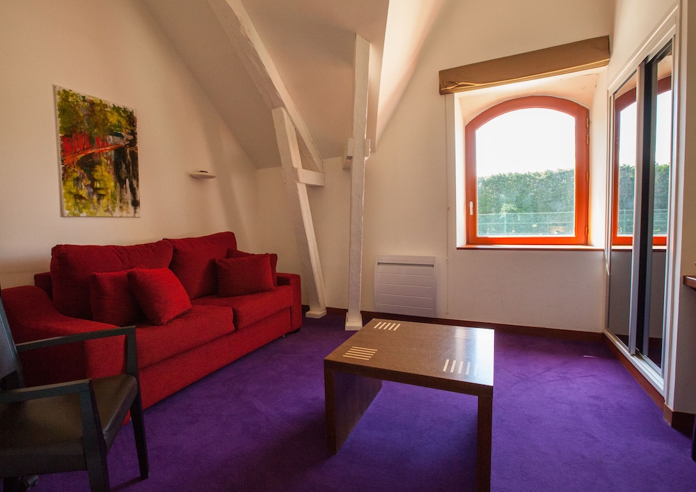 Chateau De Bellefontaine 27/50