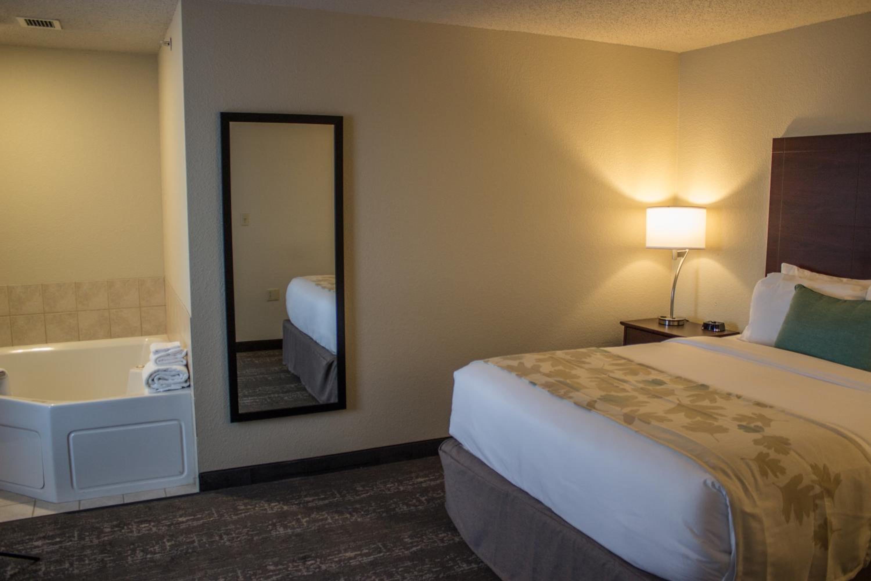 جناح ديلوكس بسرير كوين بغرفتين لذوي الإعاقة، Cobblestone Suites Oshkosh 3/5