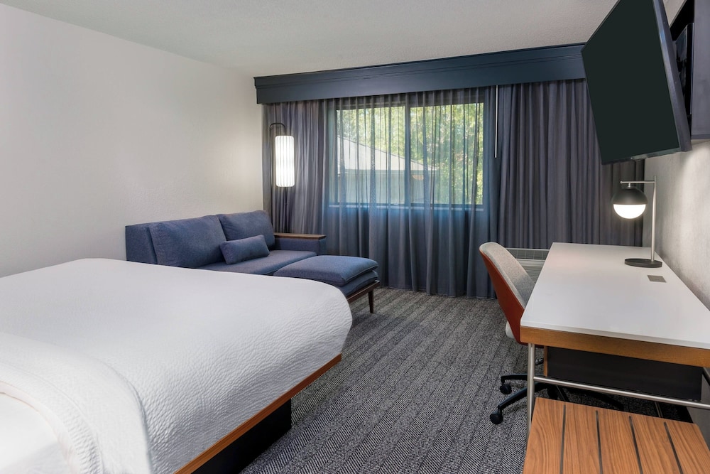 ROOM, KING BED, SOFA, ACCESSIBLE