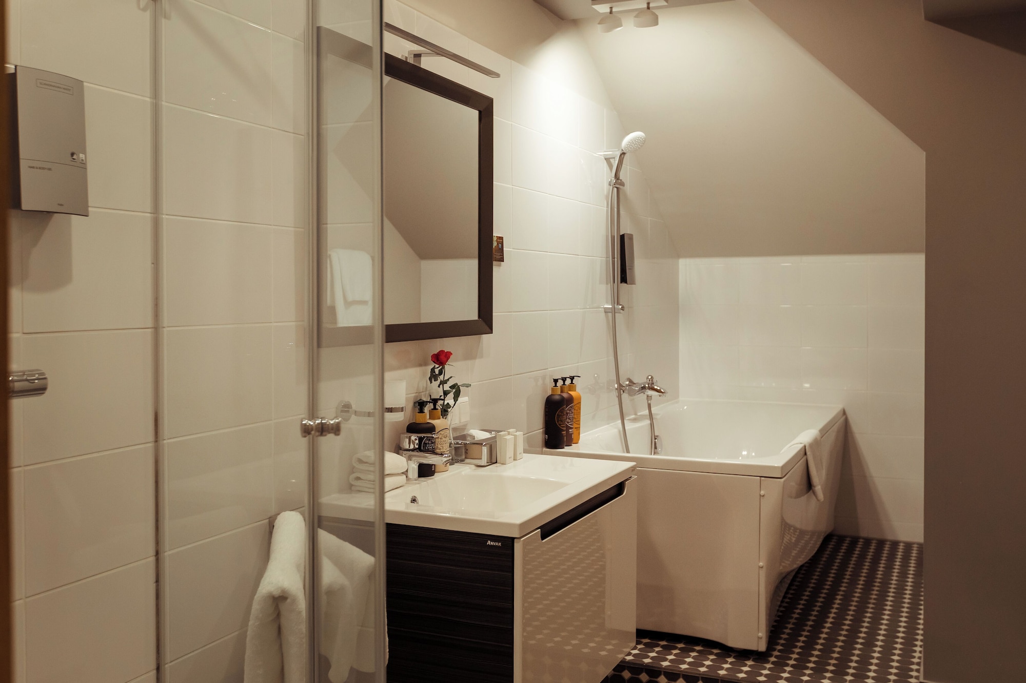 شقة بسرير كوين مع أريكة، Promenade Hotel 5/5