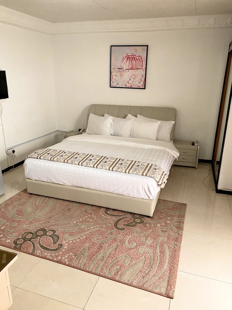 DELUXE, SUITE, KING BED, CITY VIEW
