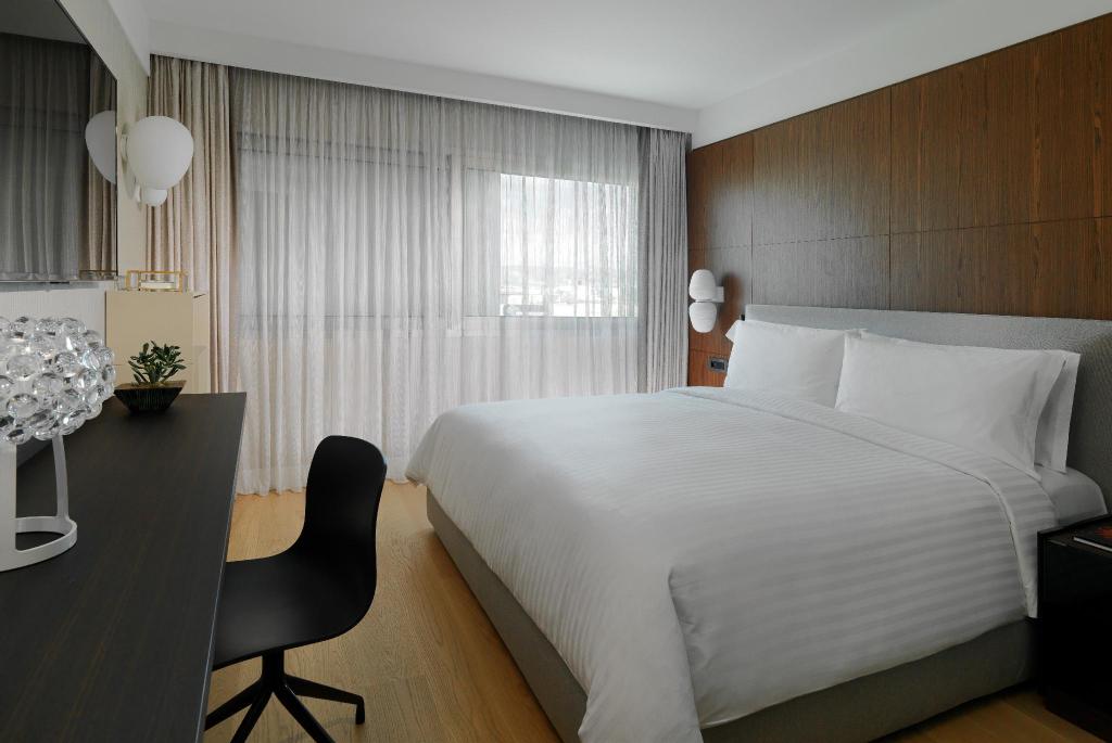 1 Bedroom, Suite, King Bed, Sea View, Sofa