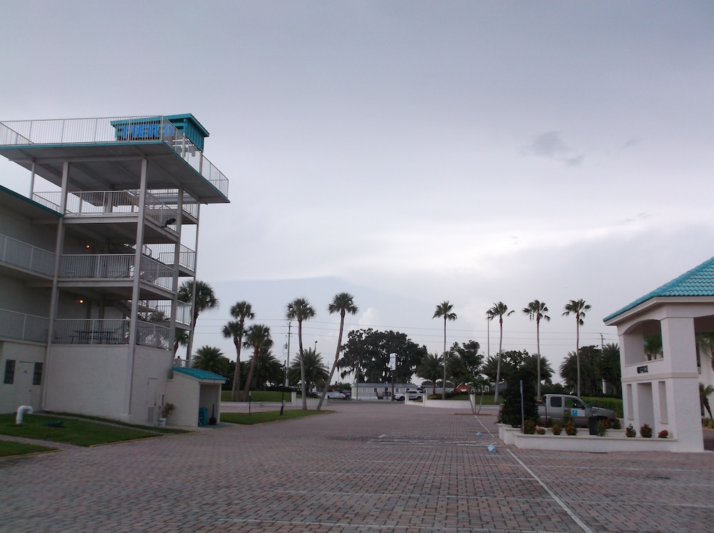 Days Inn & Suites by Wyndham Lake Okeechobee 38/50