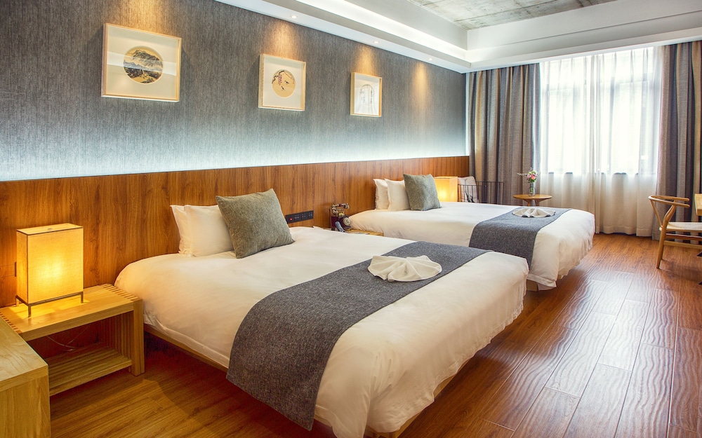 LUXURY, TWIN BEDS