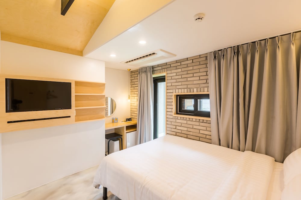 DELUXE, QUEEN BED