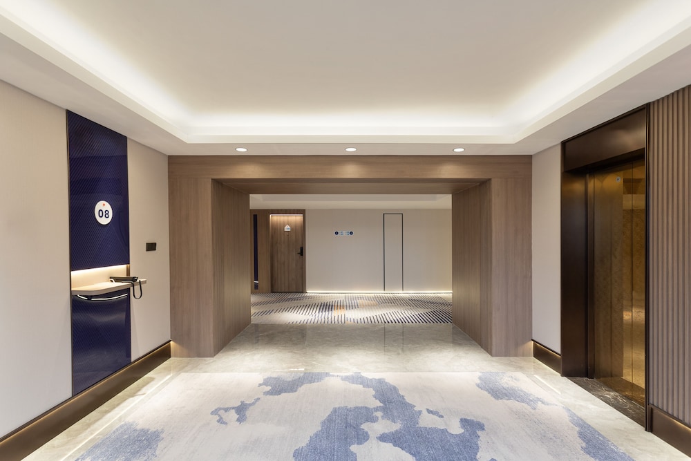 Holiday Inn Express Shanghai Gumei 32/56