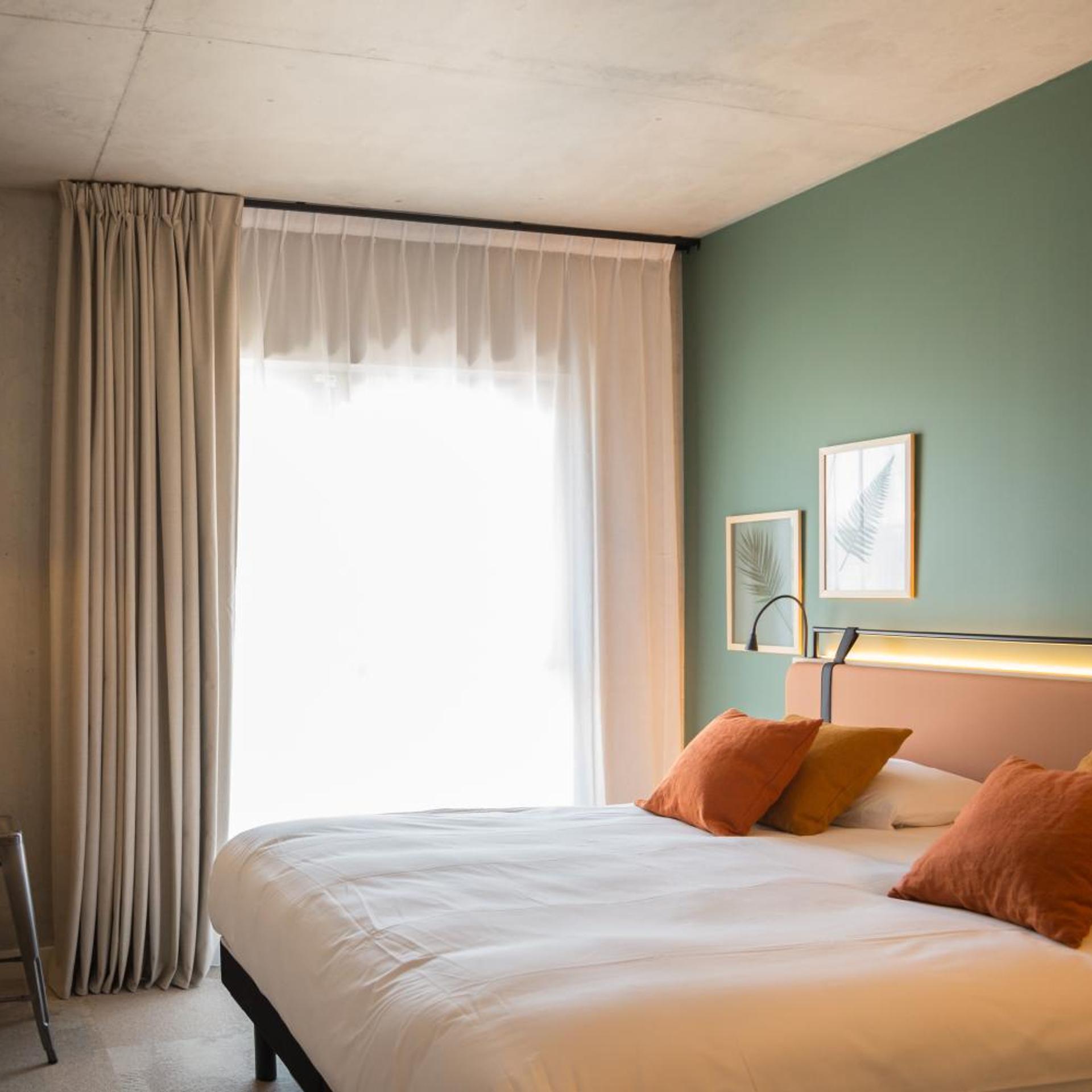 Comfort, Queen Bed, Courtyard View