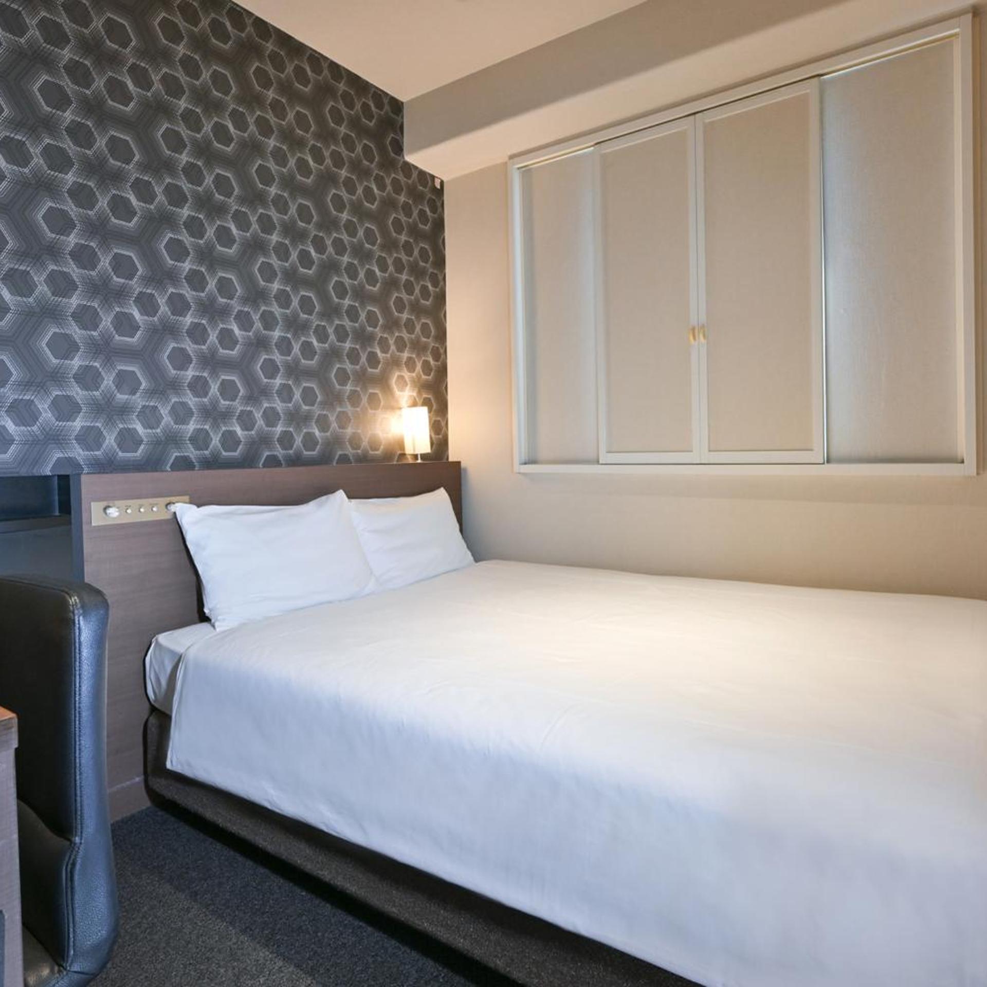 غرفة بسرير مزدوج