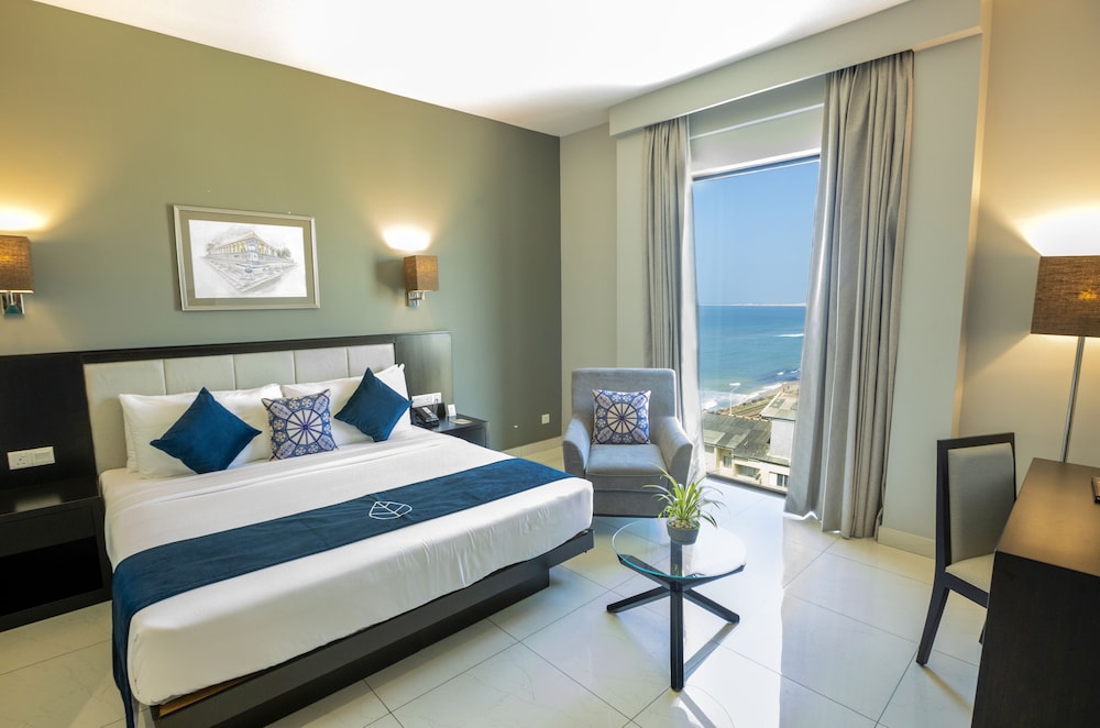 DELUXE, QUEEN BED, PARTIAL SEA VIEW