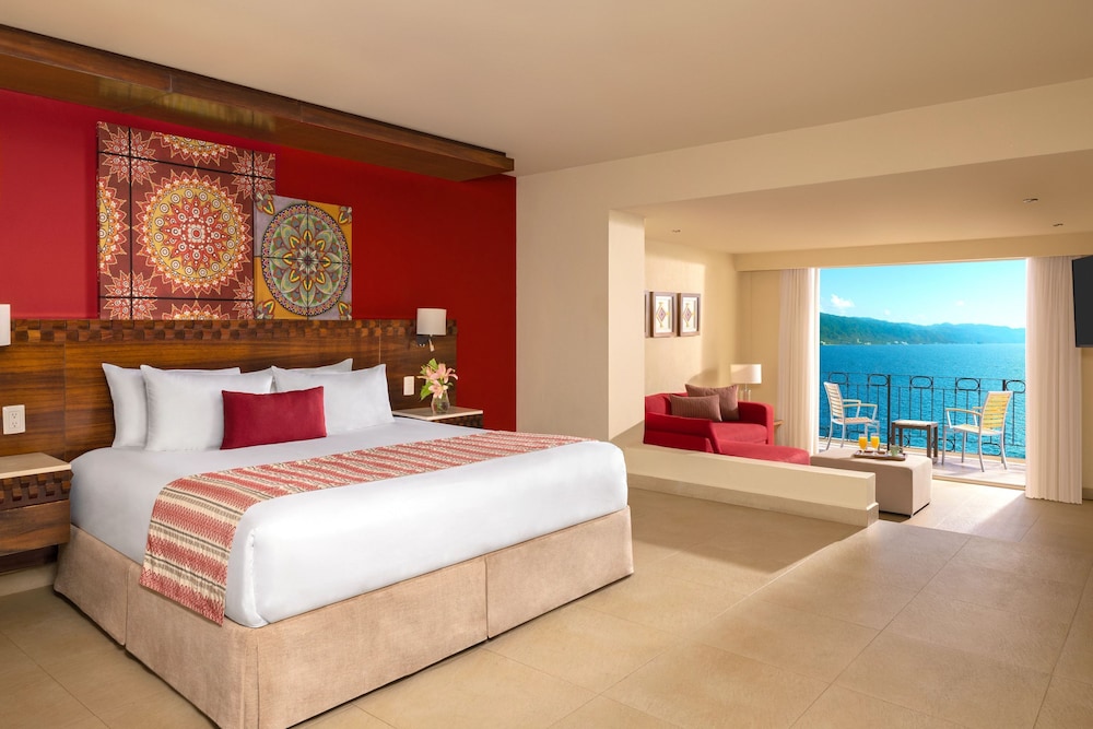 Sun Club, Junior Suite, King Bed, Ocean Front
