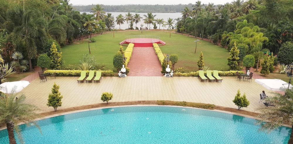 Lake Palace Hotel Trivandrum 40/44