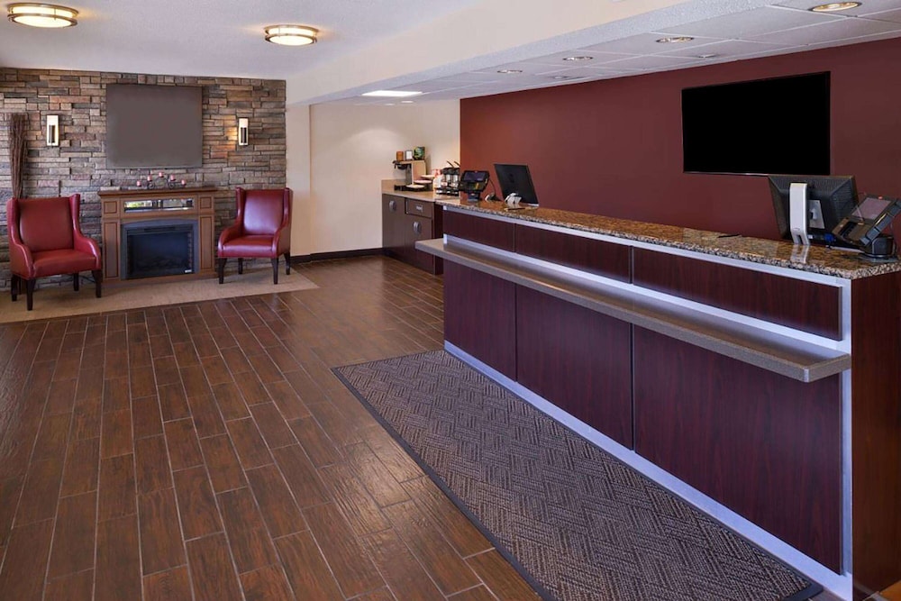 Super 8 by Wyndham Deerfield/Northbrook 3/23