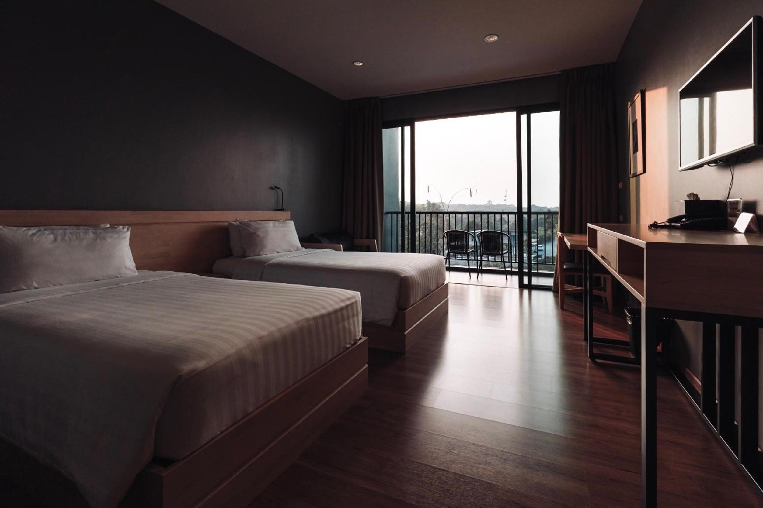 Deluxe, Twin Beds, Pool View