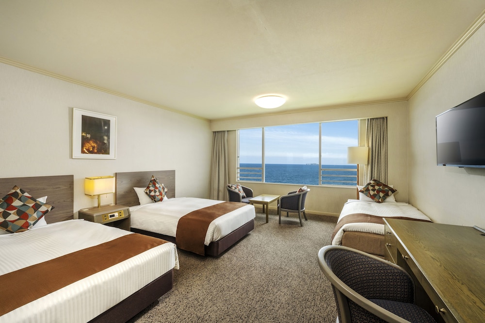 Horizon, Superior, Triple, Twin Beds, Sofa