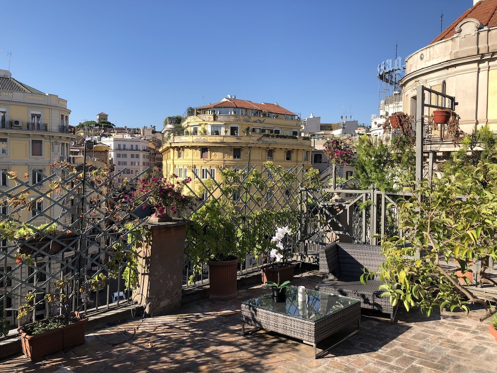 Giuturna Boutique Hotel 68/73