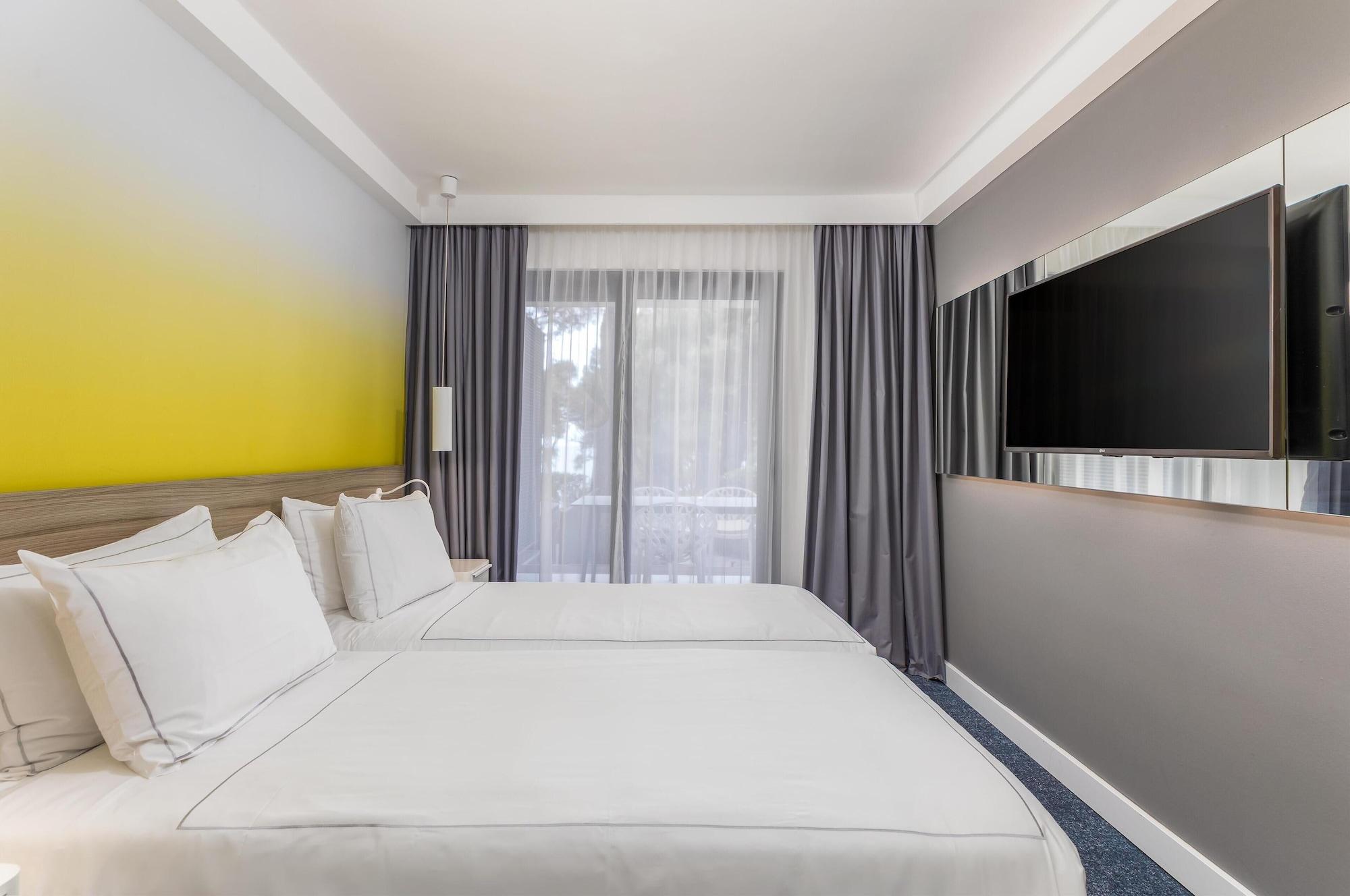 2 Bedrooms, Suite, Garden Area