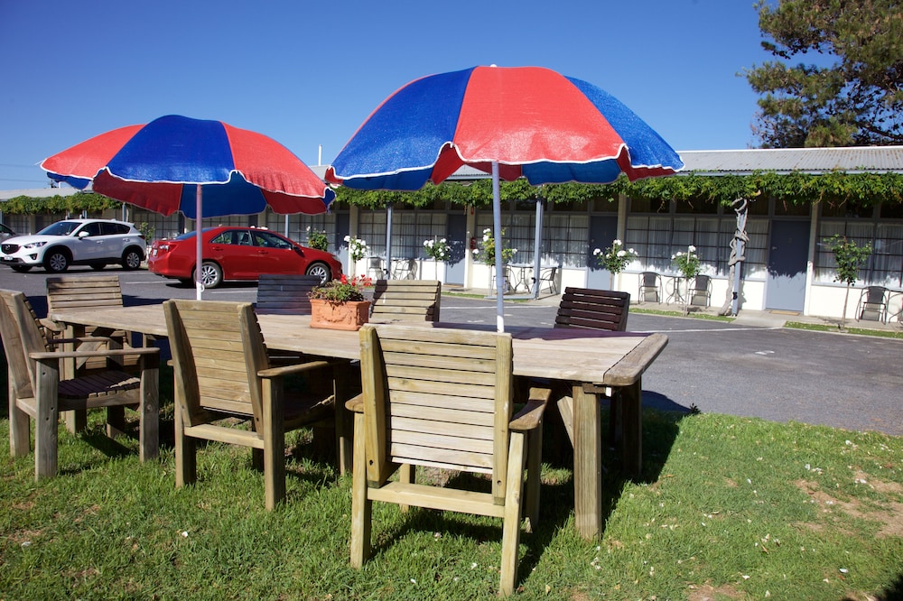 GUICHEN BAY MOTEL 48/54