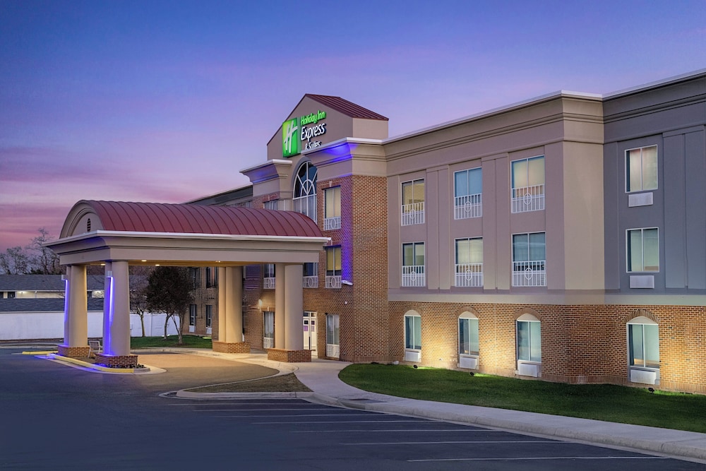 Holiday Inn Express Suites Alexandria Fort Belvoir 2/73