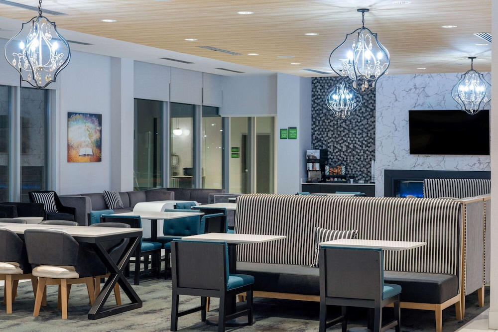 La Quinta Inn and Suites by Wyndham Maricopa Copper Sky 24/30