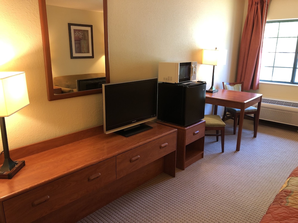 Days Inn By Wyndham Iron Mountain 27/36