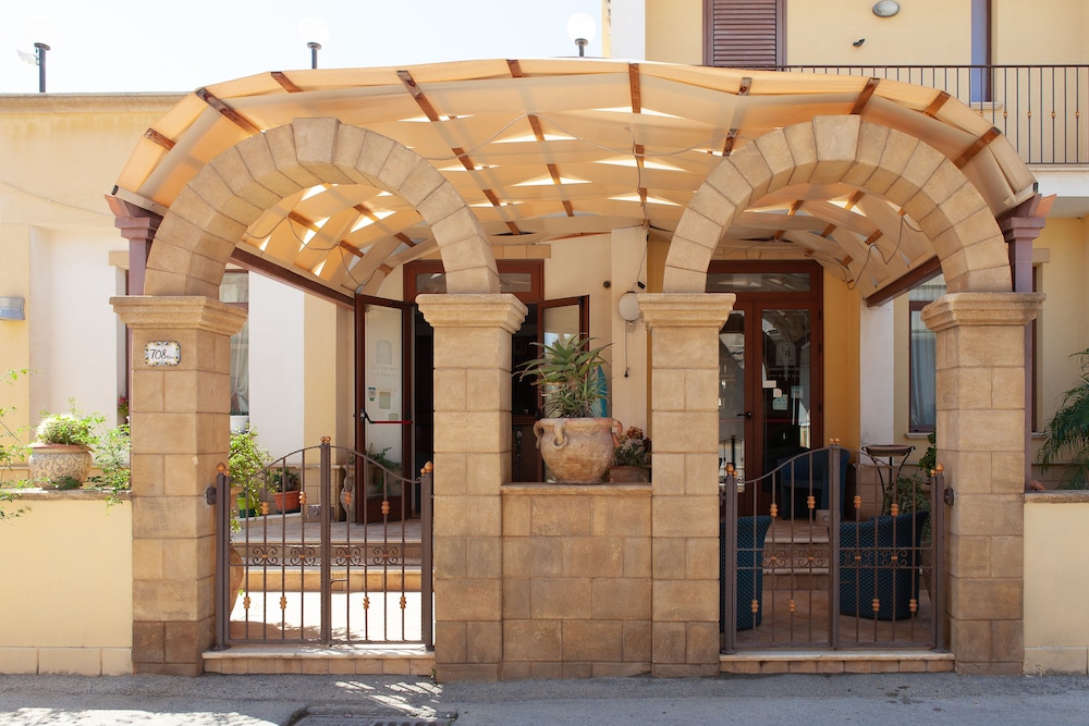 Sammartano Hotel 2/56